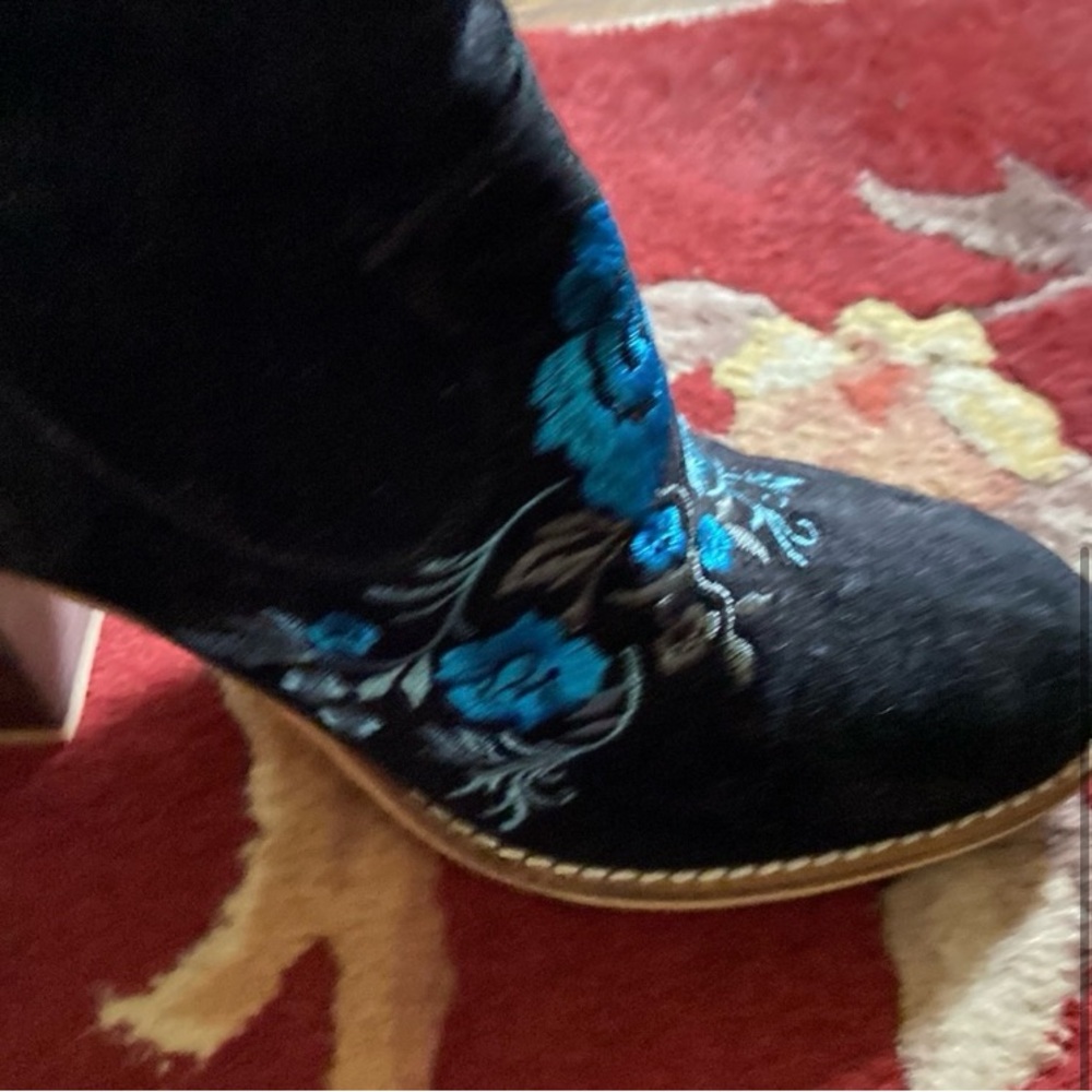 🛍️ Embroidered faux suede boots - Picture 3 of 9